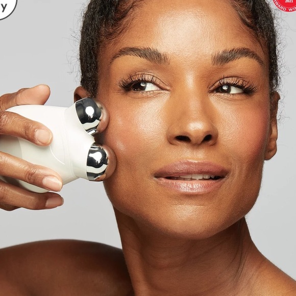 NuFACE TRINITY Device + Facial Trainer Attachment - Picture 2 of 5